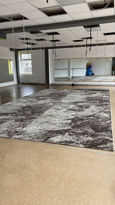 килим великий (використовувався для спорту)