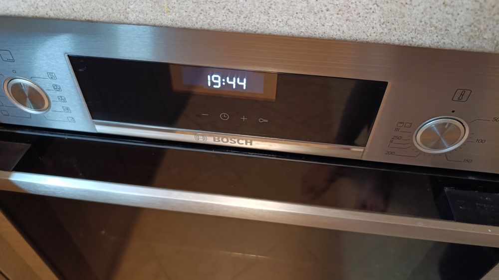 ПРОДАМ СРОЧНО!!!Духовой шкаф электрический BOSCH HBJ558YS0Q