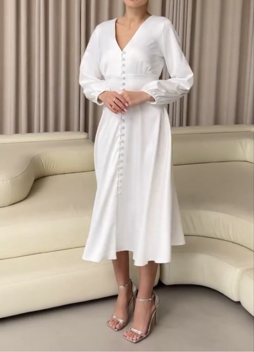 Атласна біла сукня