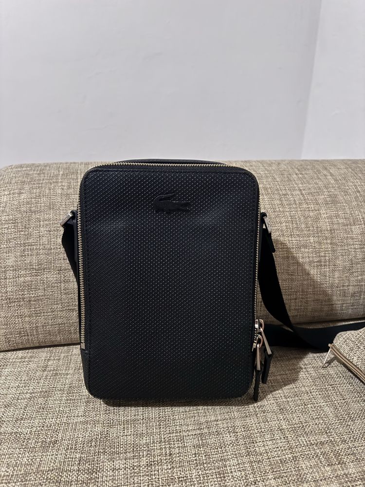 Torba na ramię męska Lacoste.