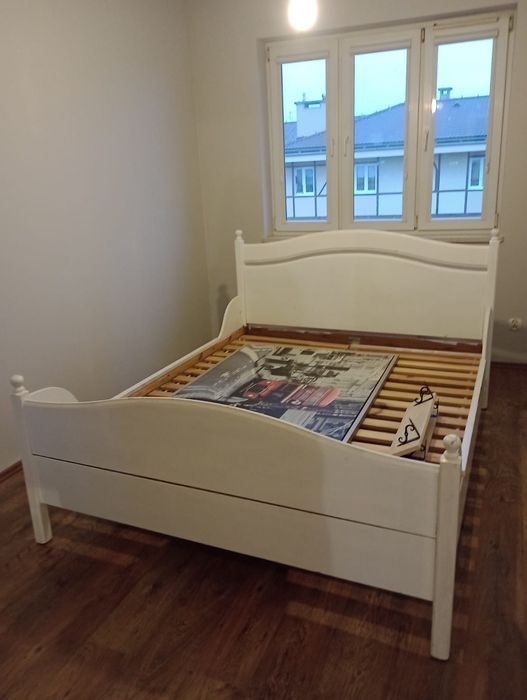 Rama łóżka Leksvik IKEA pomalowana na biało