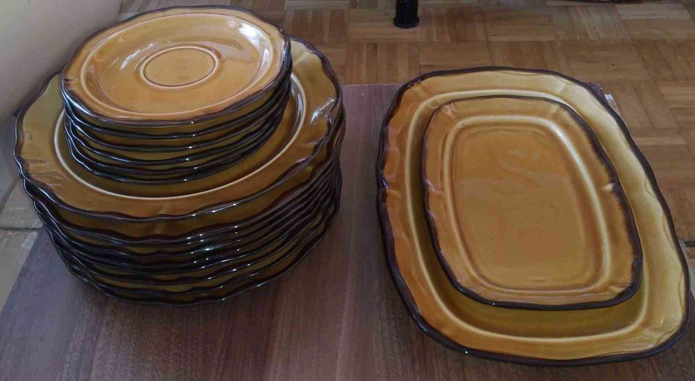 Zestaw ceramicznych talerzy obiadowych deserowe i tace brązowe falbany