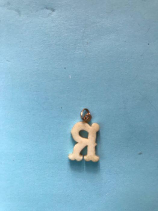 Pingente com a letra R para fio