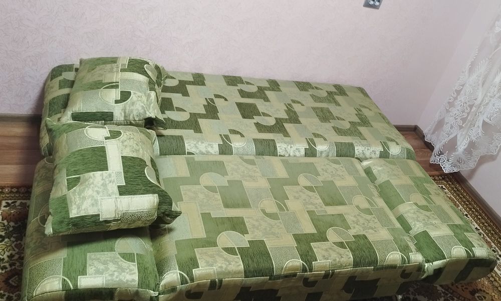 Продам розкладний двухспальний диван у відмінному стані диван