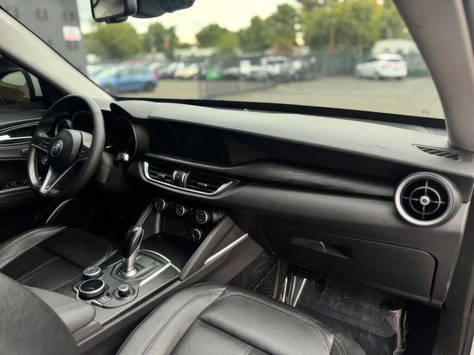 Alfa Romeo Stelvio      2018