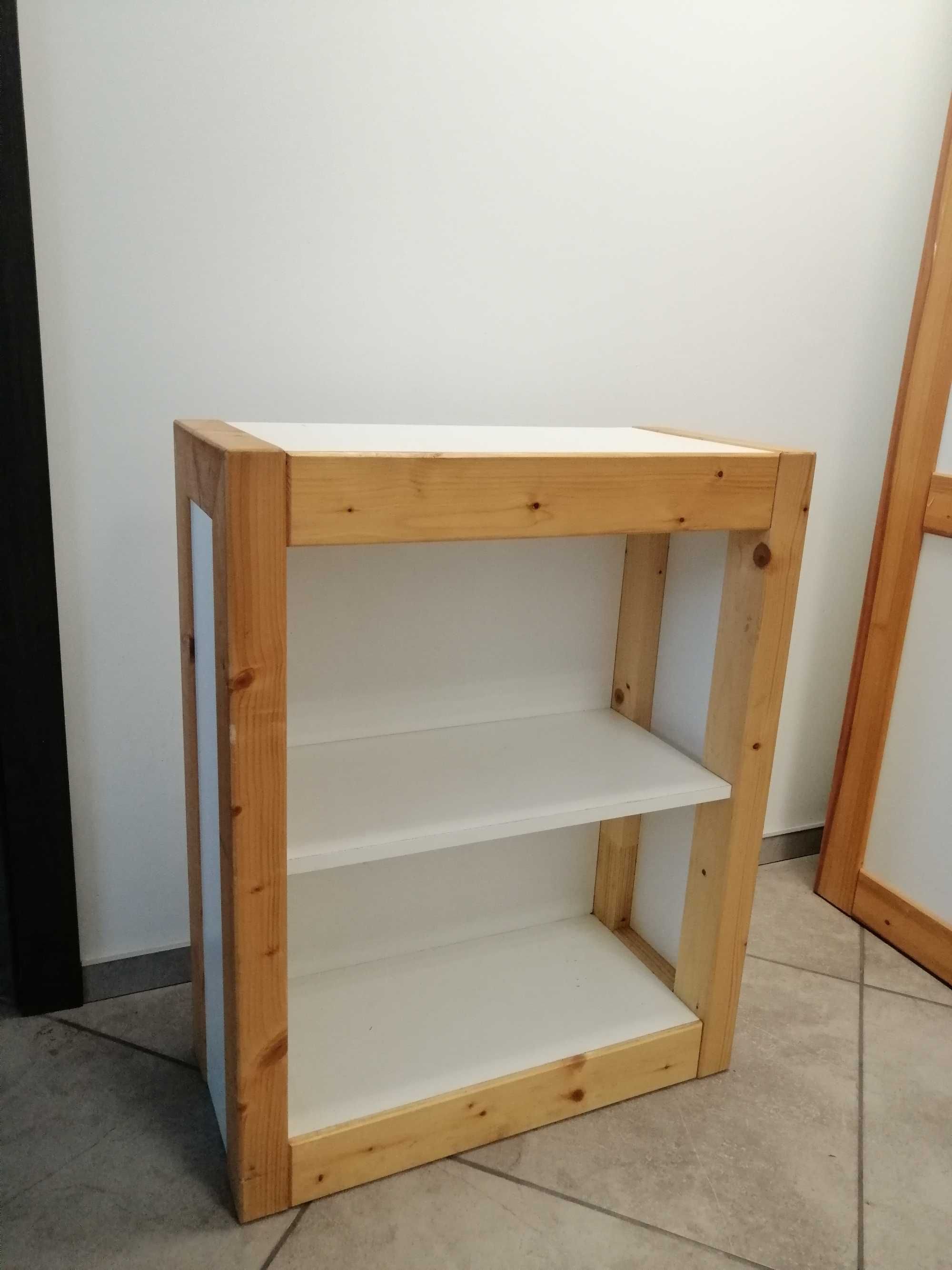 Regał mały 60 x 30 x 75 cm z elementami z litego drewna