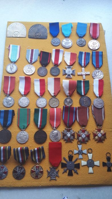 35 szt  polskich odznaczeń imedali każdy jest  inny
