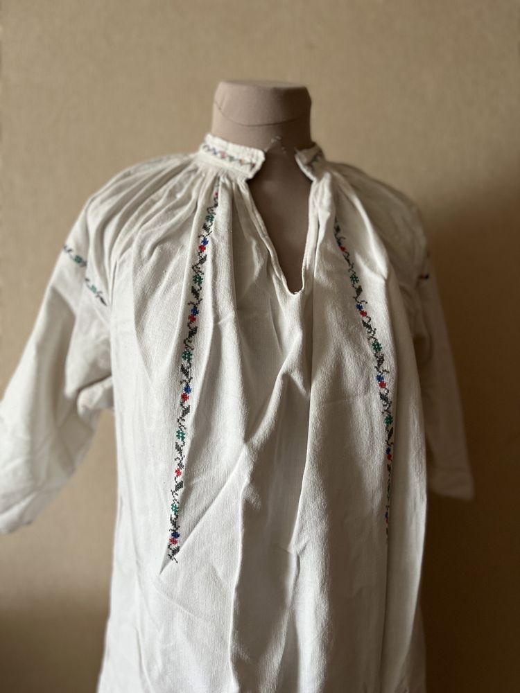 Старовинна вишита сорочка з домотканого полотна, вишиванка