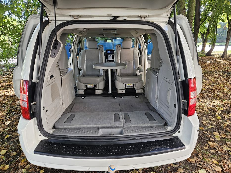 Chrysler Grand Voyager 2009 рік 2.8 дизель автомат 7 місць для військо