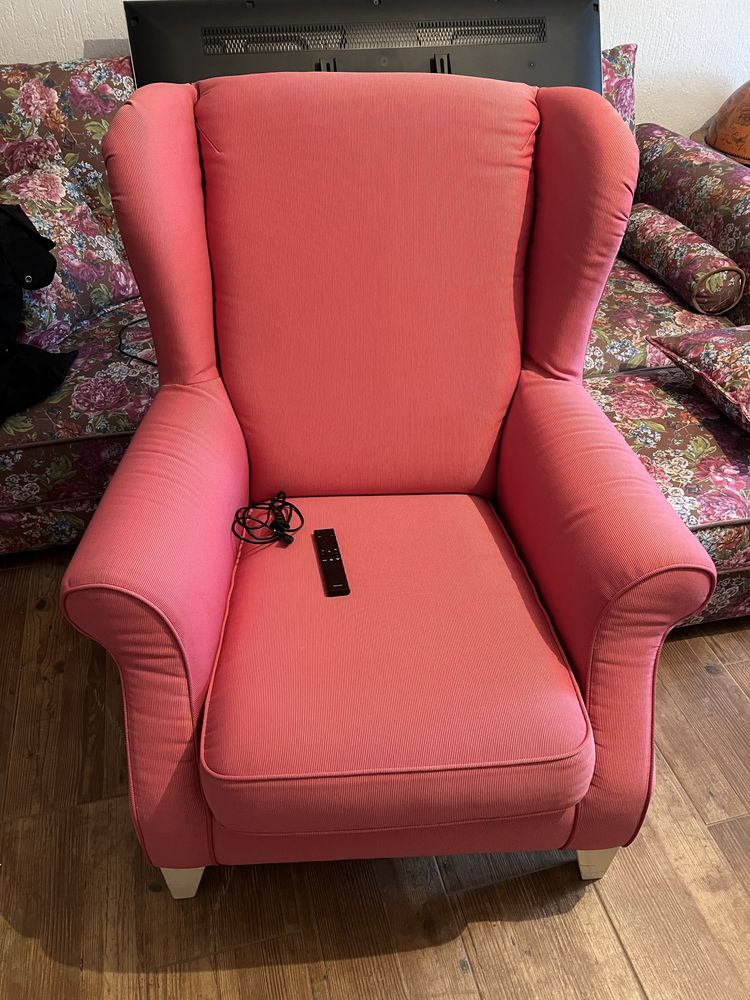 Fotel rozowy nogi kremowe