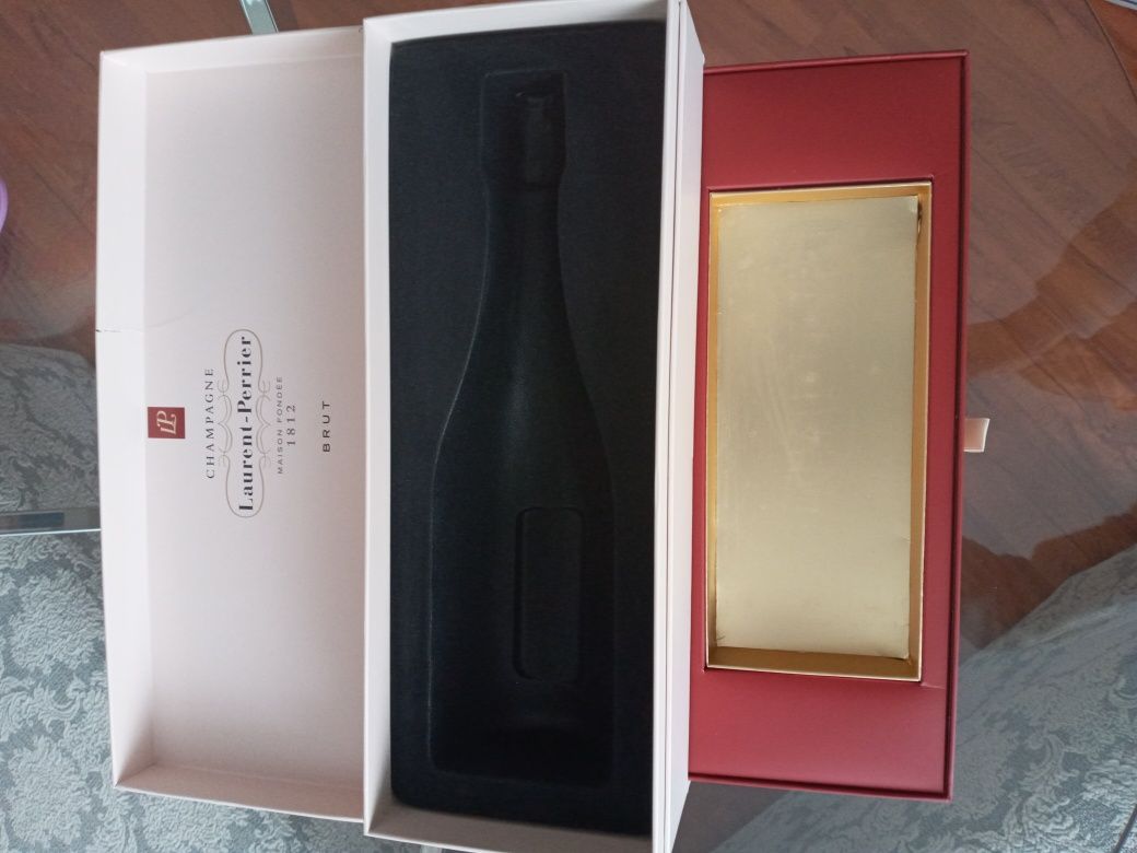Коробка от элитного шампанского Laurent-Perrier.