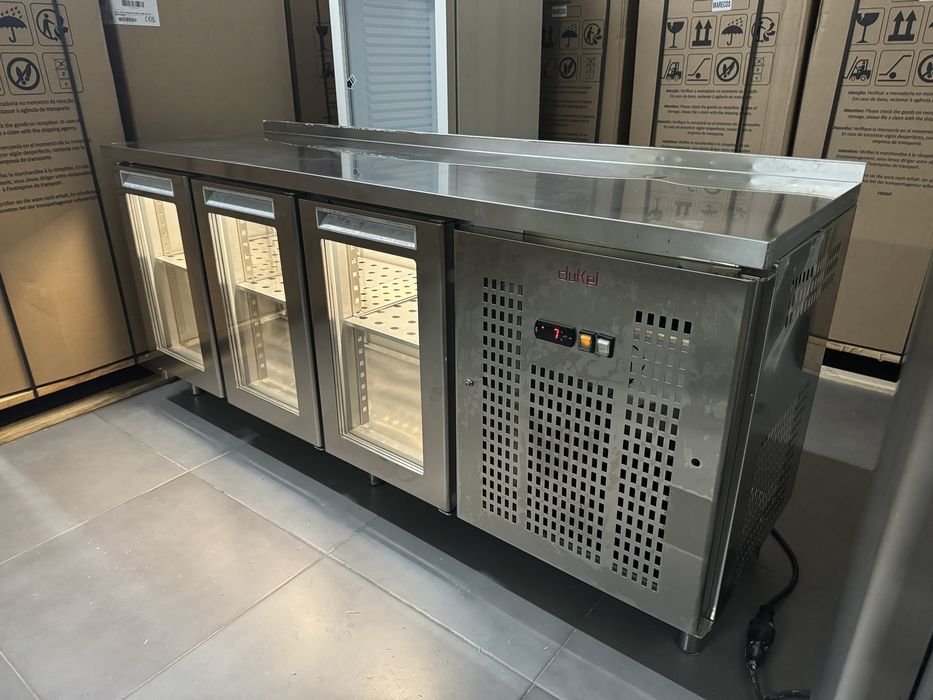 Balcão frigorifiico 3 portas em vidro / Bancada muito nova
