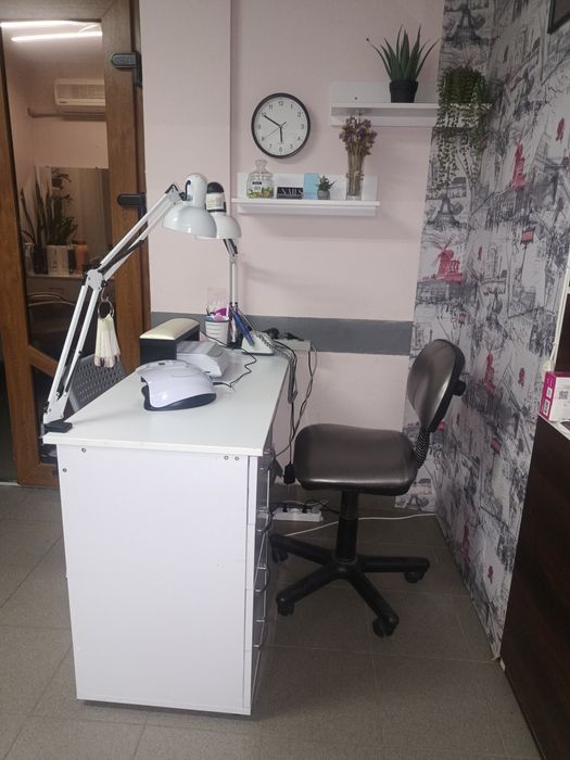 Маю. Місце для майстра манікюру та для майстра депіляції