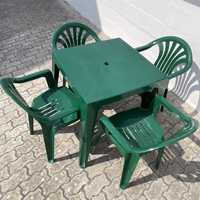 Conjunto Jardim: mesa com 4 cadeiras