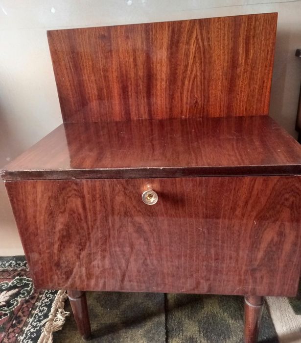 Тумби приліжкові з шухлядами