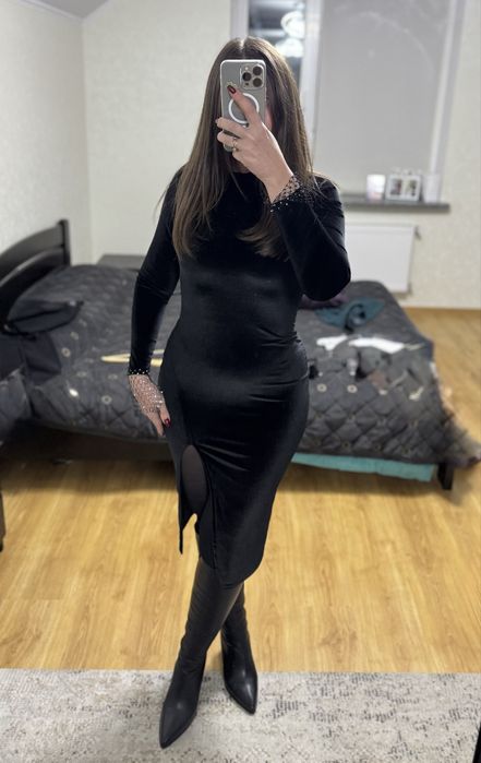 Чорна сукня з розрізом по ніжці