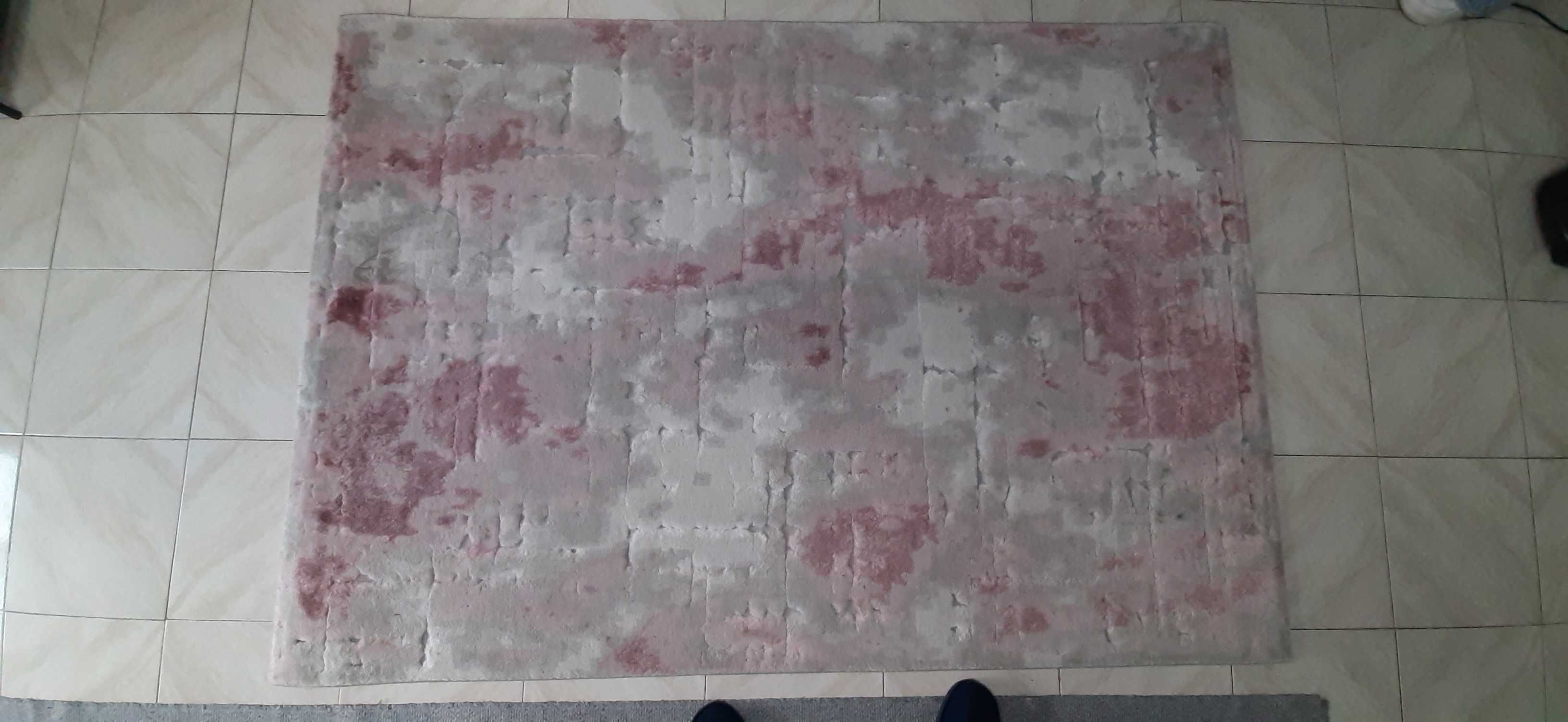 Carpete para quarto de menina, em tons claros de rosa e cinza