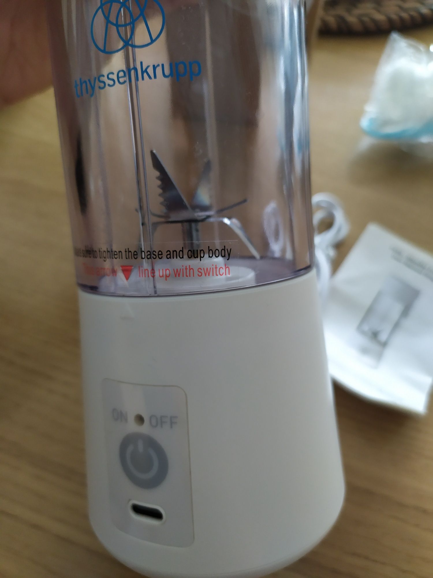 Blender bezprzewodowy 380 ml biały 6 ostrzy