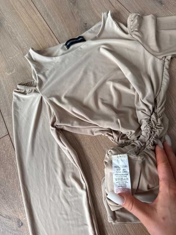 Prettylittlething S beżowe body z wycięciami marszczone śliskie