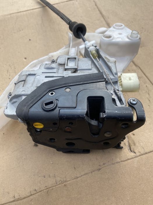 Замок двери задний левый Volkswagen Passat B6