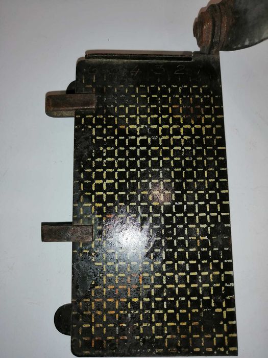Guilhotinas de mesa antigas em ferro e madeira
