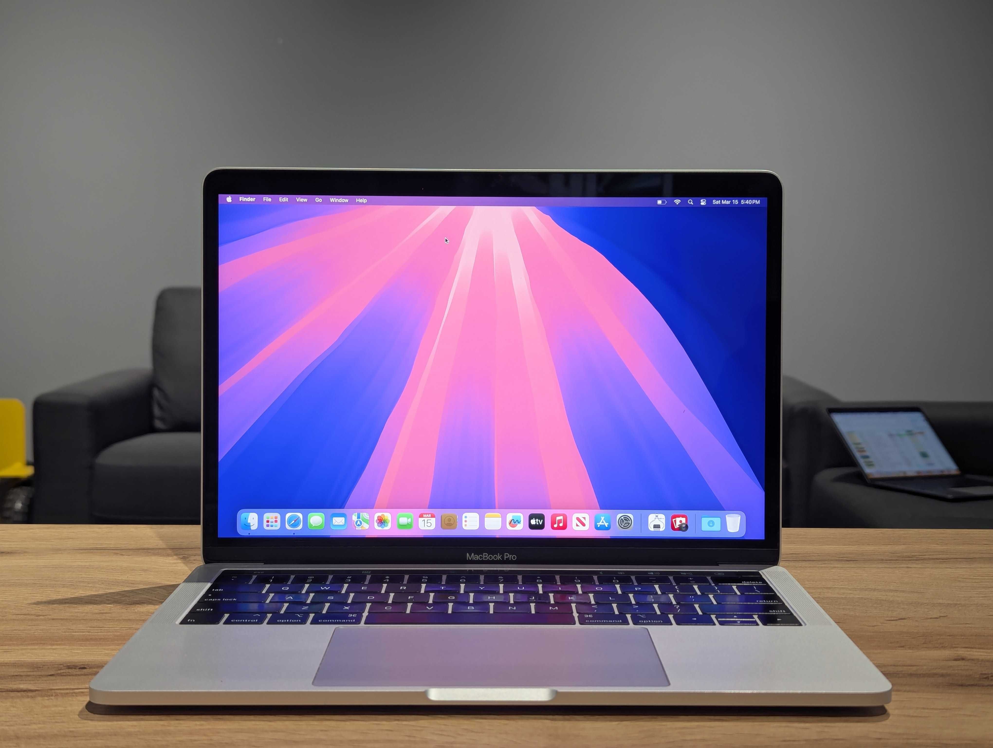Macbook pro 13 2019 core i5 2.4ghz 16/256gb