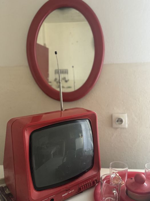 Lustro i tv w kolorze czerwieni styl retro