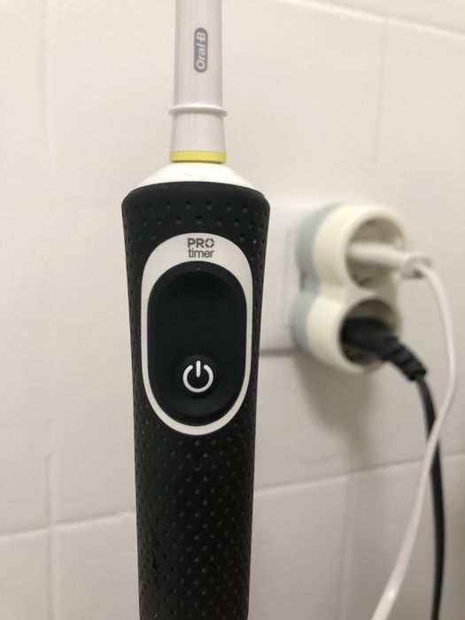 Escova de dentes eletrica Braun OralB - Pro Timer Preta