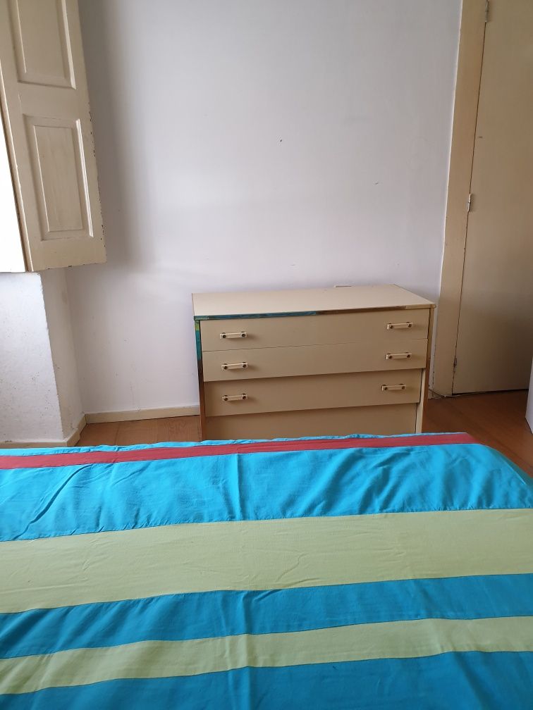 Alugo quarto à praça da Republica Porto