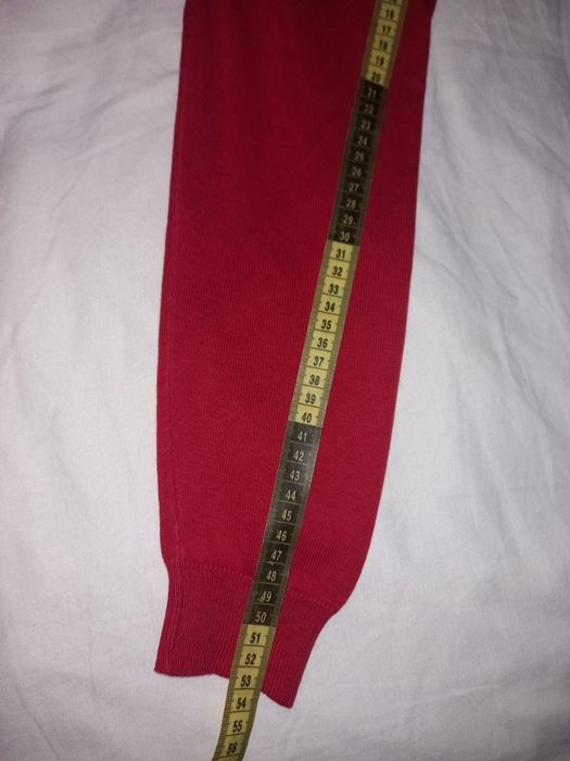 Шкільний светер з v подібним вирізом.