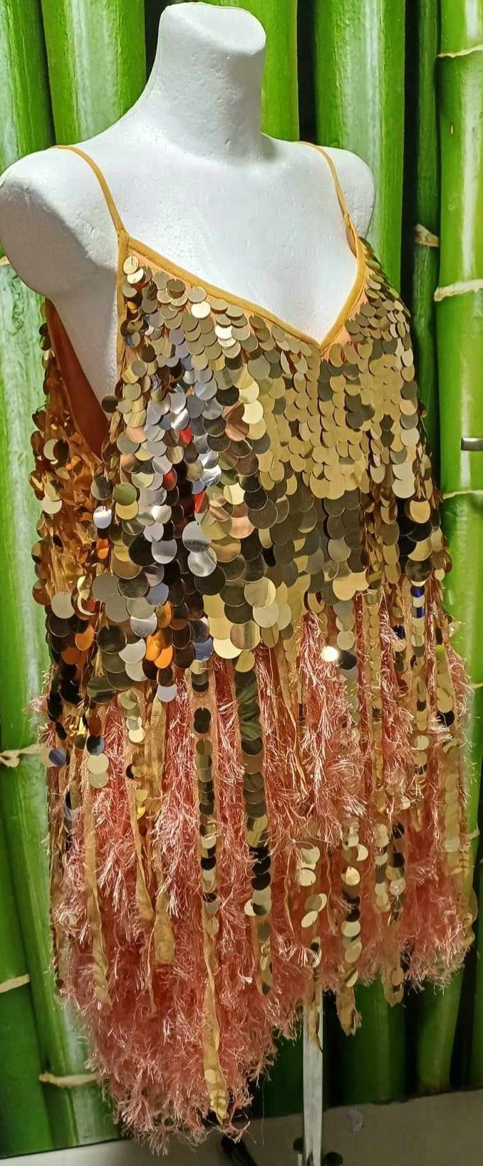Zjawiskowa złota suknia Asos z lusterkowymi cekinami
