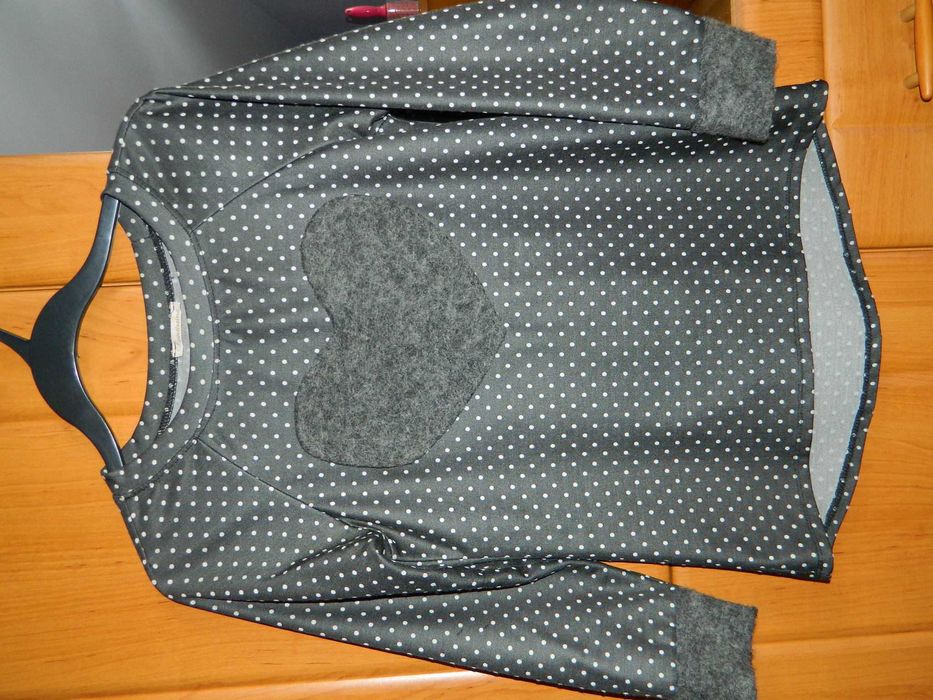 Szara bluzka w groszki z nadrukiem filcowym serca