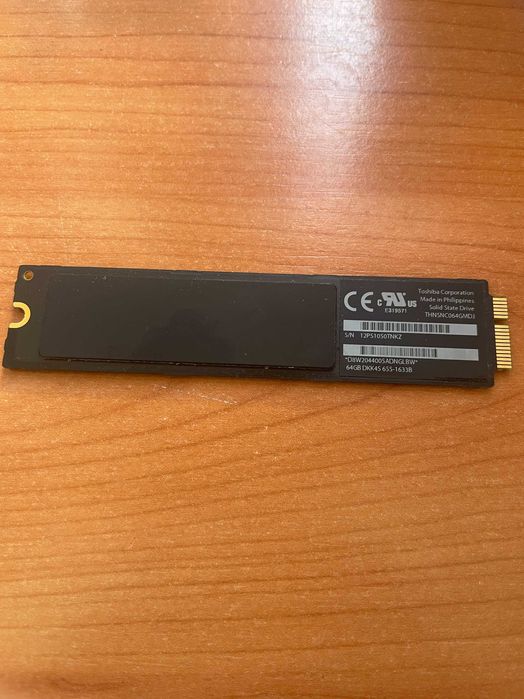 Apple SSD Toshiba, modelo THNSNC064GMDJ, com 64 GB de capacidade.