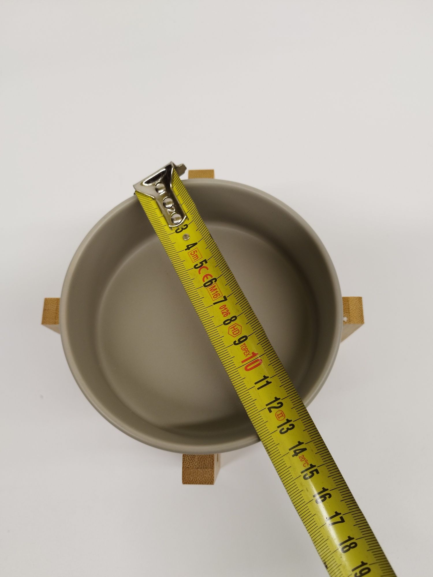 Ceramiczna miska dla zwierząt na stojaku