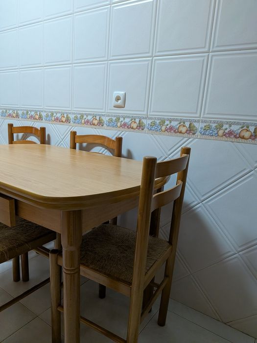 Mesa de cozinha e cadeiras