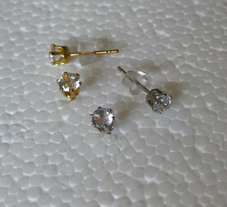 Brincos Aço Prateado c/ Brilhante NOVO - Saldo