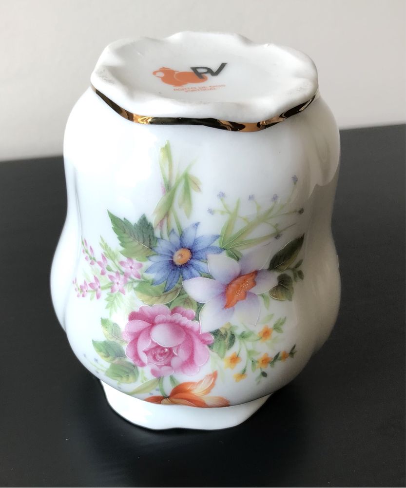 Pequena jarra de porcelana com ouro de lei