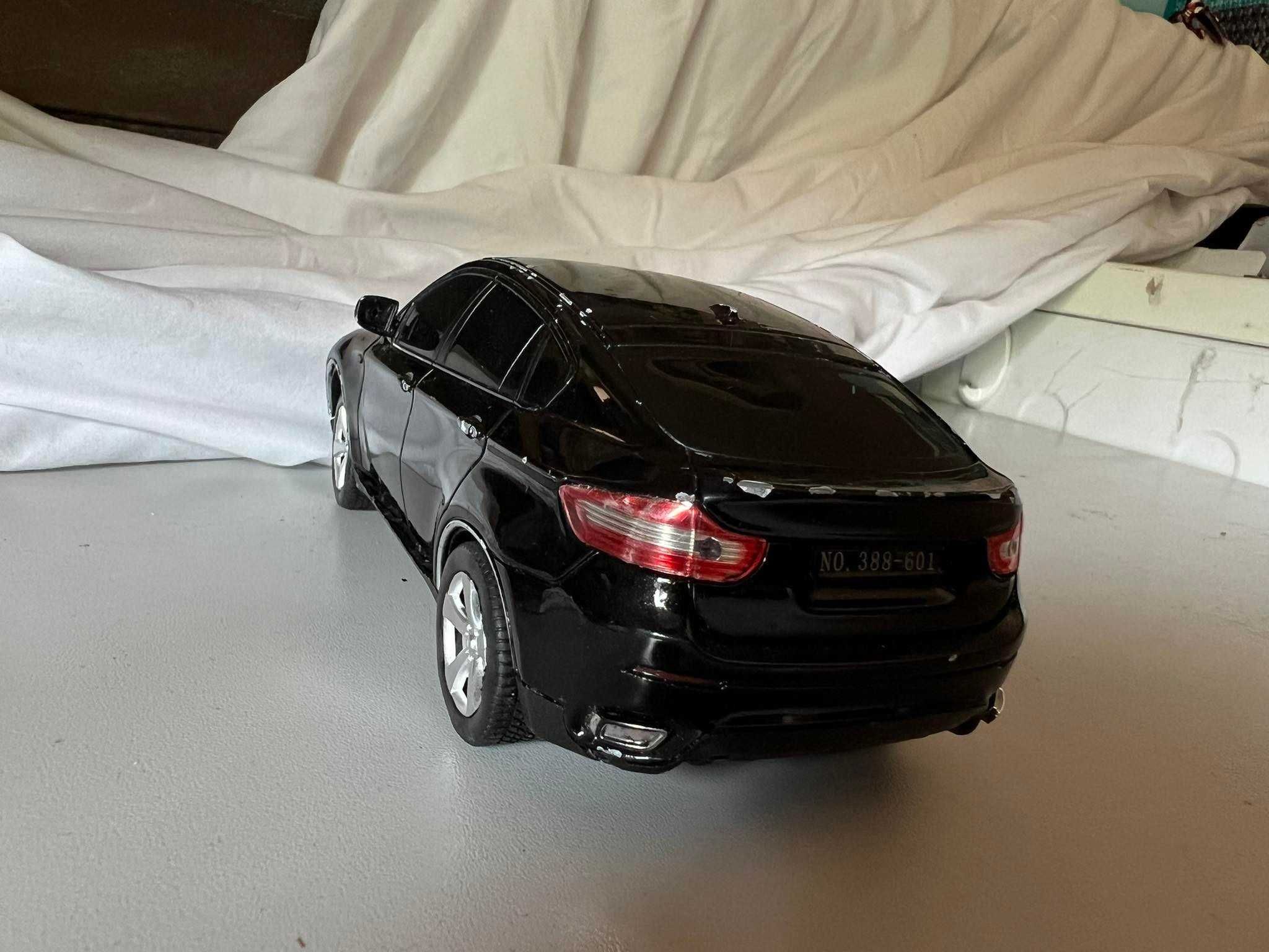 Samochód model czarny BMW X6 skala 1:24