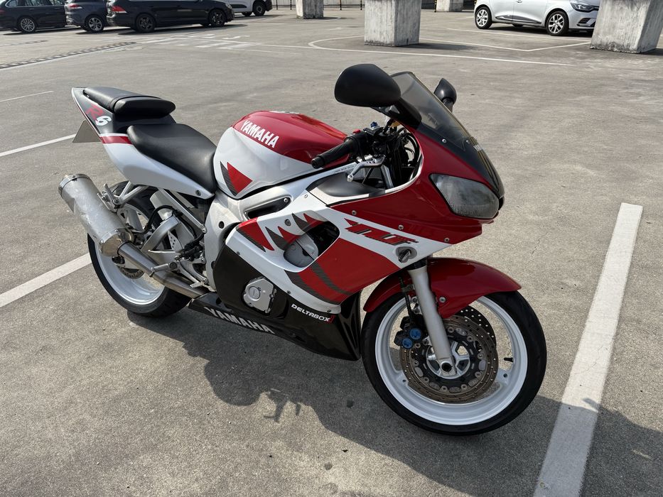 Yamaha r6 2002 com apenas 9895 km