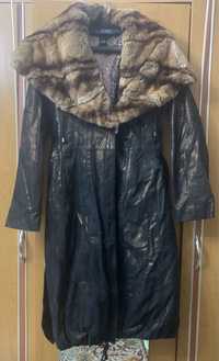 Пальто із замші з натуральним коміром