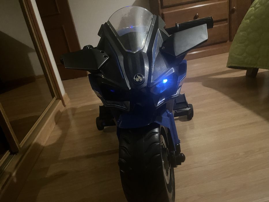 A mota eléctrica para crianças Kawasaki