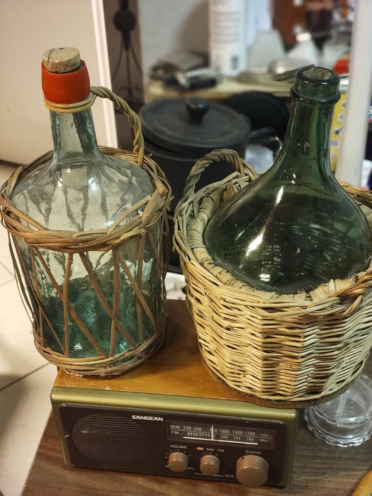 Dwie stare butle,gąsiory na wino vintage.