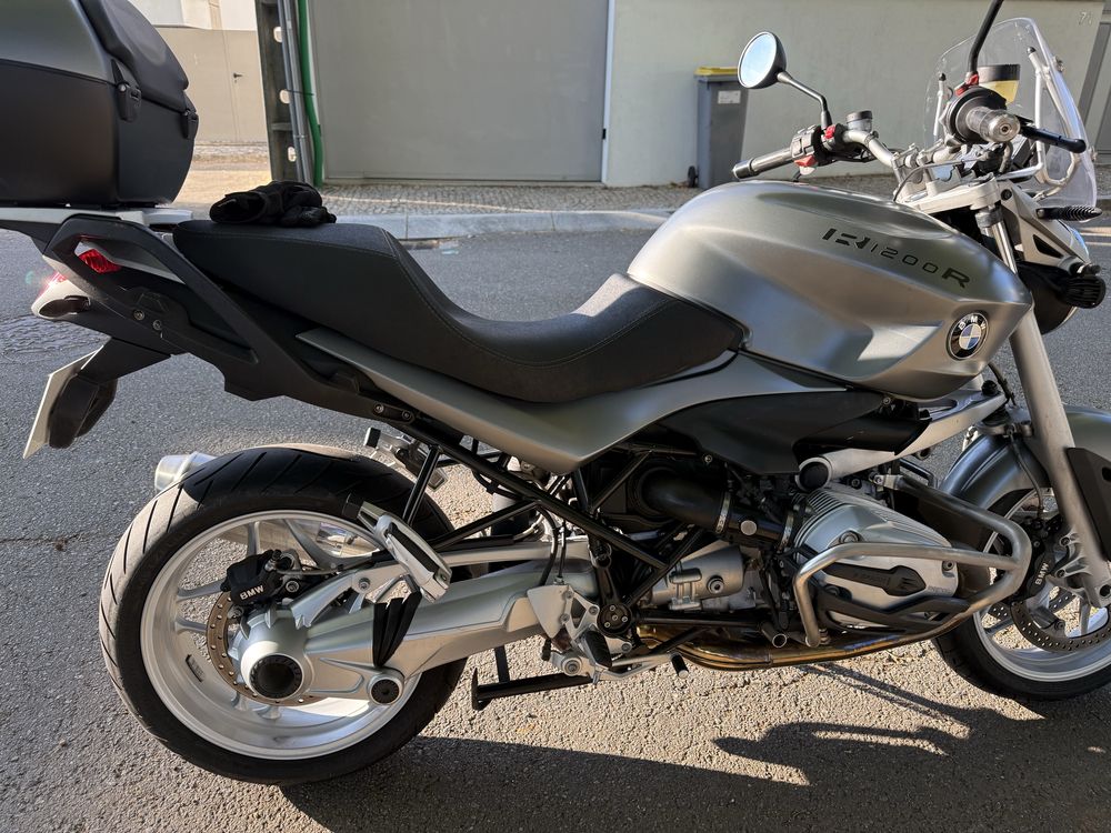 BMW R1200R de 2011 - irrepreensível - poucos km