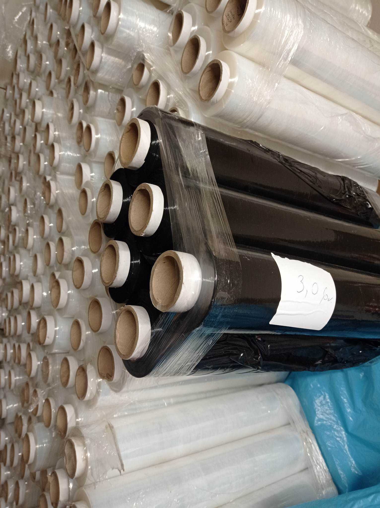 Folia stretch 2,5 kg 0,3 kg rolka transparentna bezbarwna czarna 23 um