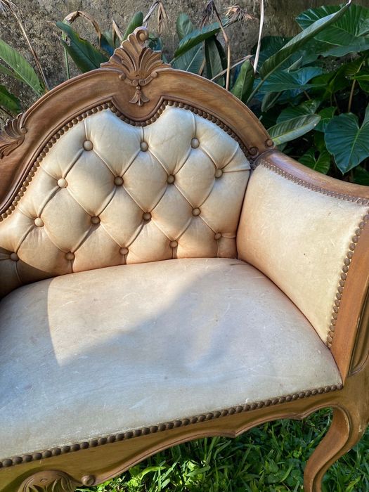 Mesa telefoneira antiga com assento