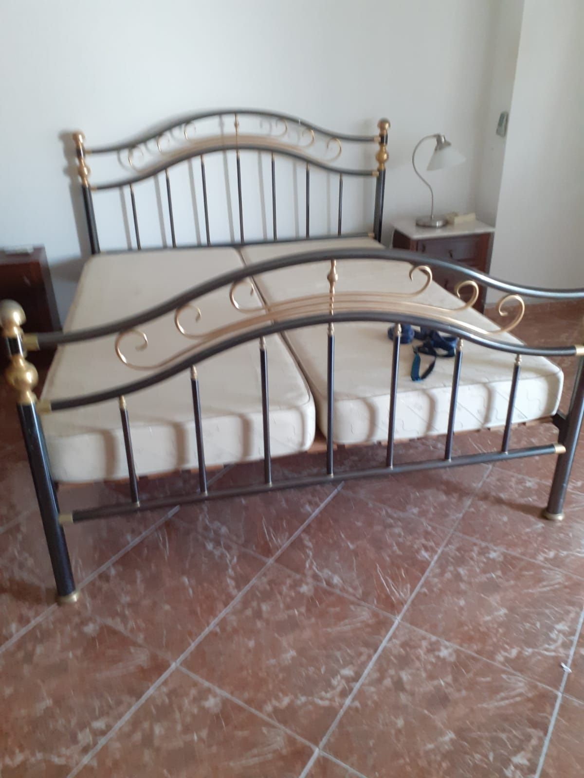 Cama 160 x 200 antiga com 2 colchões