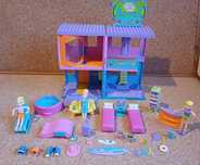 Polly pocket hotel/casa + bonecas + mobílias + piscina + roupas e aces