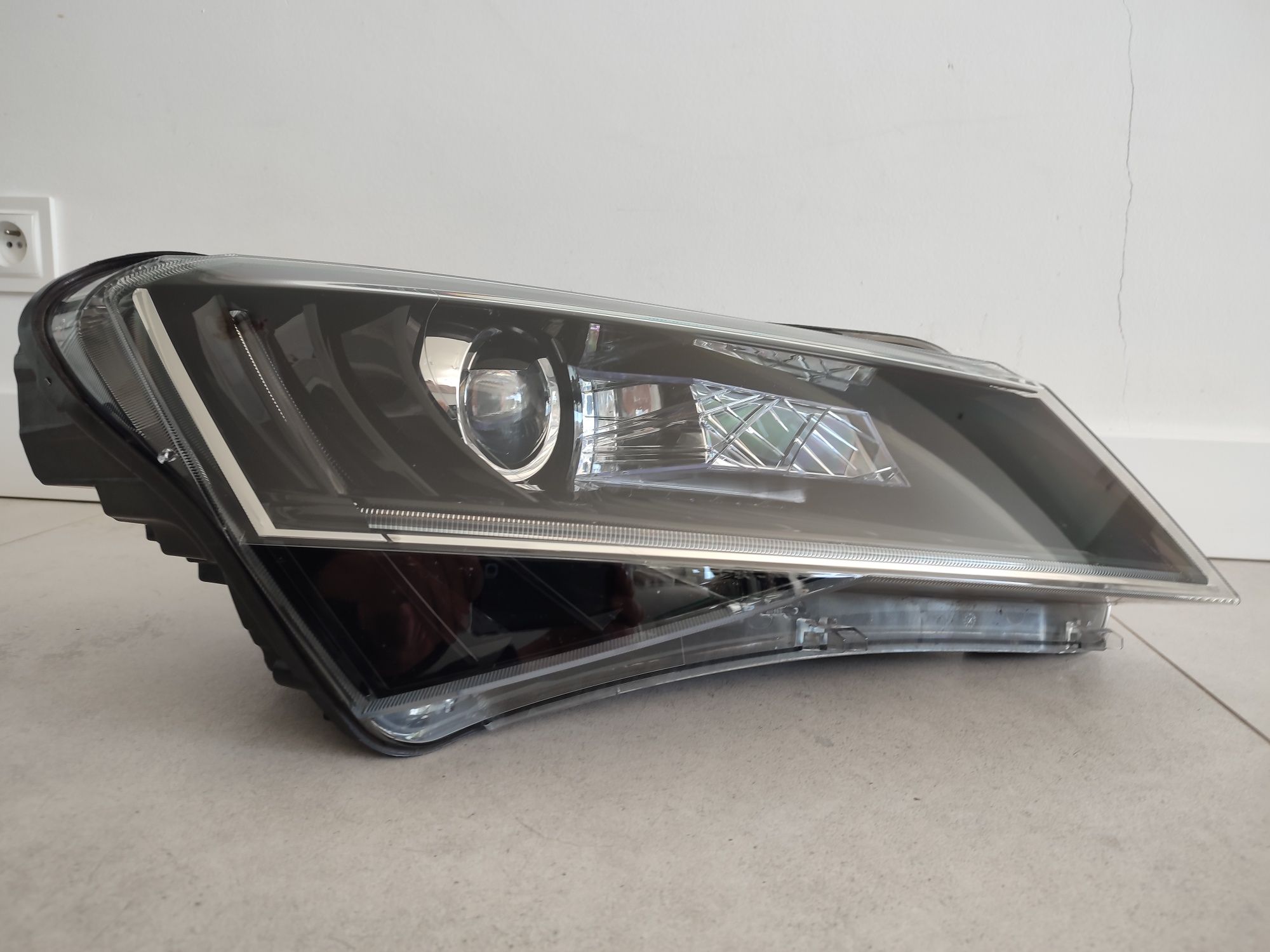 Lampa Reflektor Prawy Przód Skoda SuperB III Xenon Skrętny Led 09r Ory