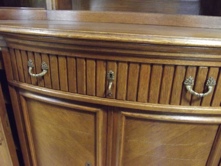 Dębowy pięknie przeszklony kredens z lat 30-tych XX w.