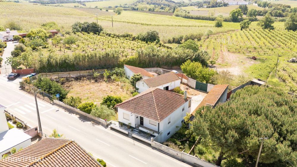 Moradia com Terreno e Anexos no Sobral do Parelhão – Bombarral